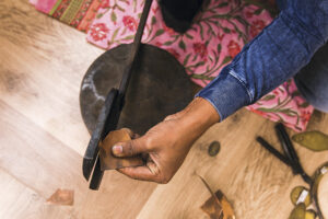 Anju Jewelry artisan making jewelry