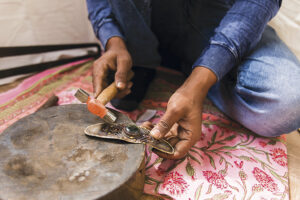 Anju Jewelry artisan making jewelry