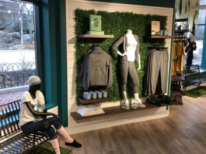 Lincoln Park Zoo gift shop in chicago - park bench, green wall