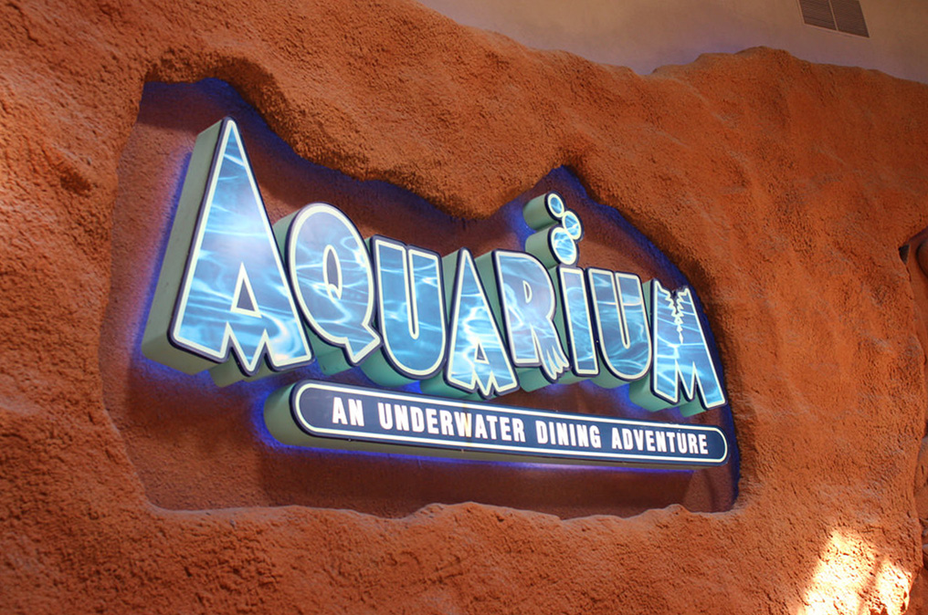 Sea Life & Shopping at Aquarium Restaurant